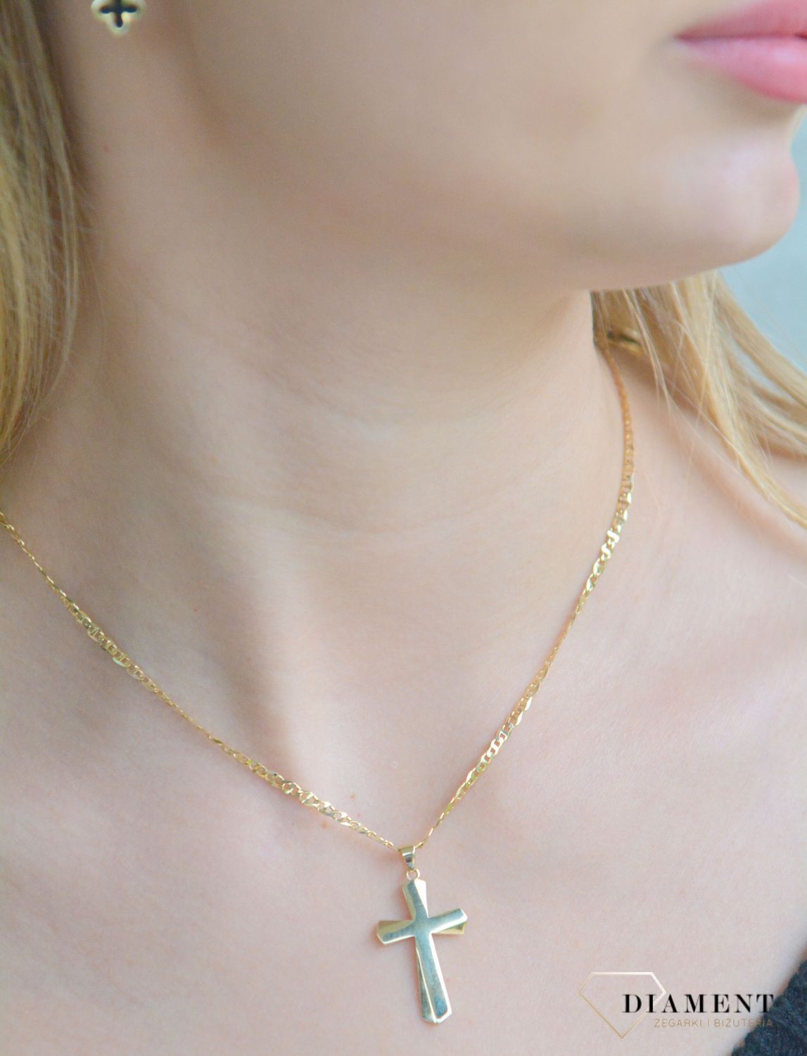 Złota zawieszka krzyż 375 gładki ZA 4221 375.  Krzyżyk będzie wspaniałą pamiątką i prezentem na takie okazje jak chrzest, bierzmowanie czy pierwsza komunia. Złoty krzyżyk na prezent. Biżuteria sakralna..jpg